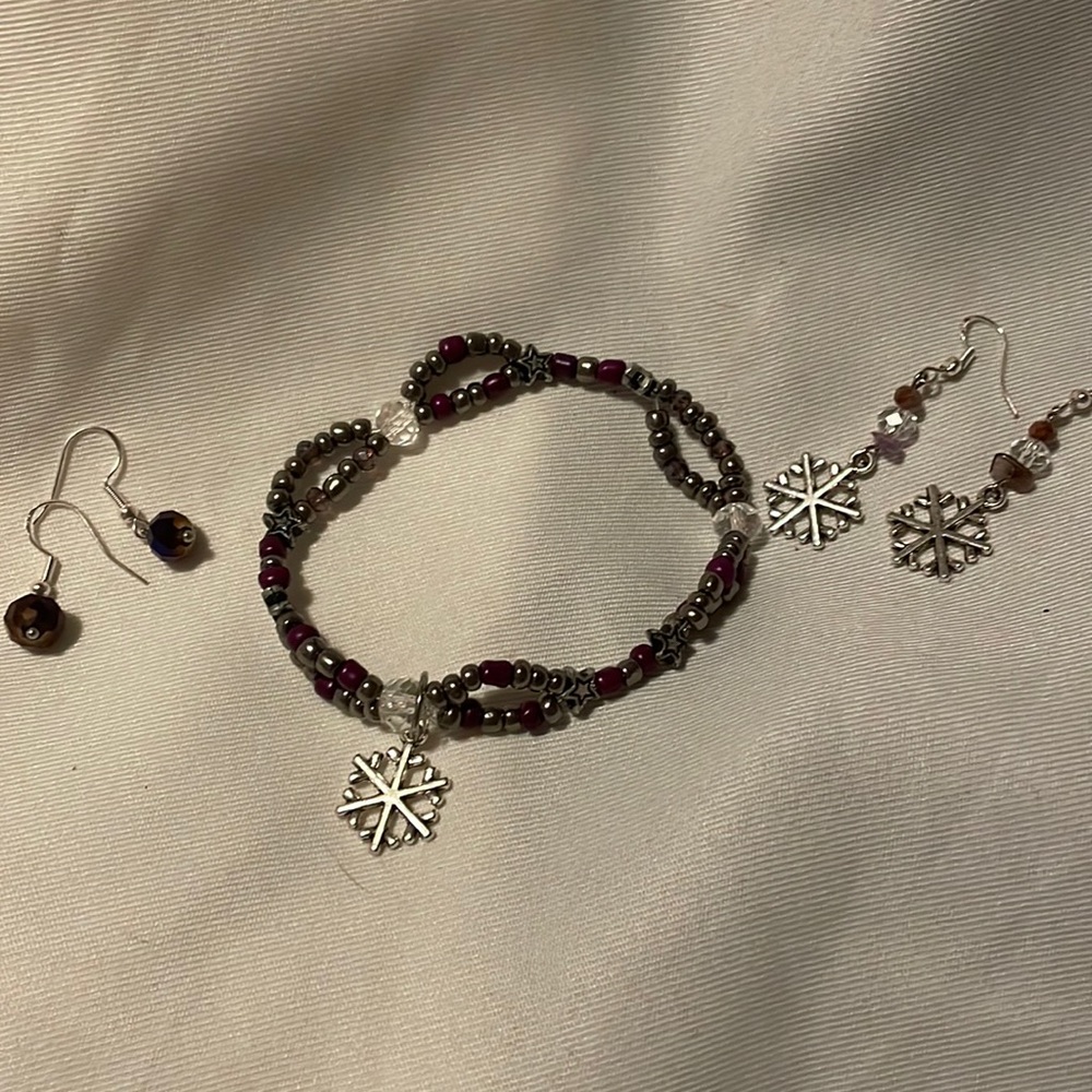2/25 Handmade Beaded Snowflake Jewelry Set 2 Pairs Earrings & Stretchy Bracelet